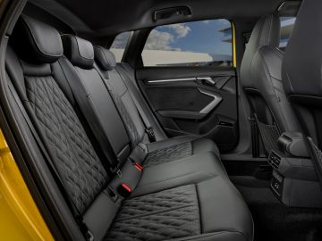 Vista lateral del habitáculo del Audi A3 Allstreet, resaltando calidad y confort.