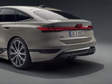 Vista trasera-lateral del Audi A6 e-tron destacando su diseño aerodinámico.