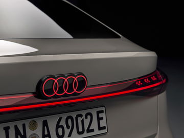 Vista parcial que muestra la distintiva iluminación trasera del Audi A6 e-tron