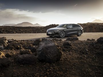 Audi A6 e-tron 2024 en paisaje dinámico, muestra su perfil lateral.