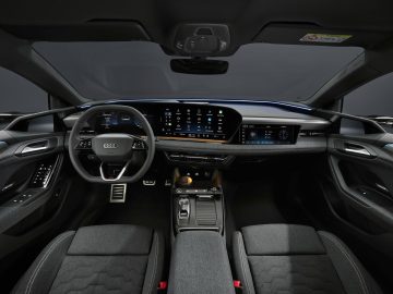 Vista del moderno habitáculo del Audi A6 e-tron, destacando su tecnología de vanguardia.