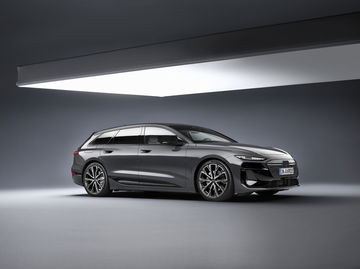 Perfil dinámico del Audi A6 e-tron 2024 destacando su diseño aerodinámico