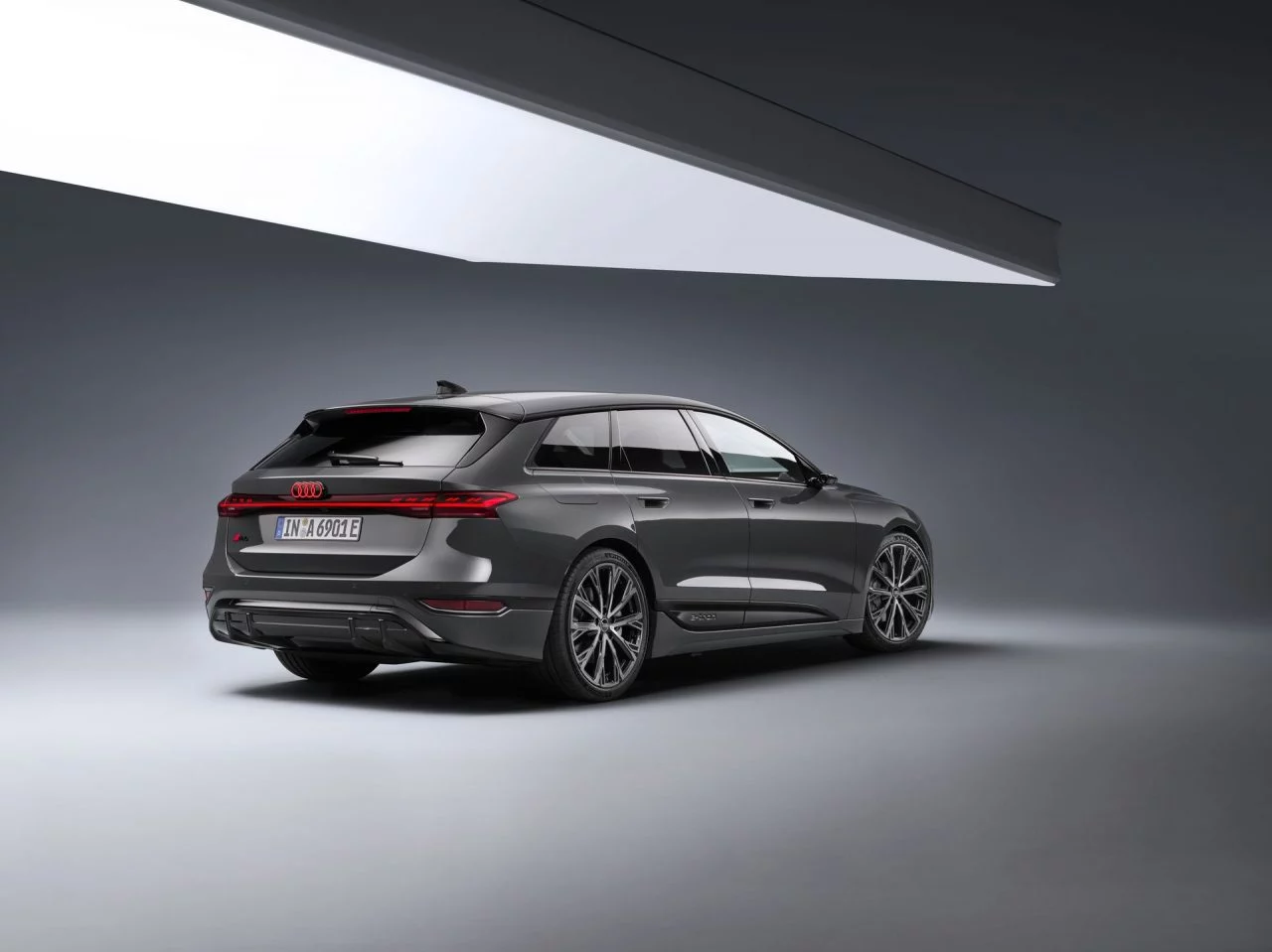 El Audi A6 e-tron presenta líneas elegantes y aerodinámicas en su vista lateral trasera.