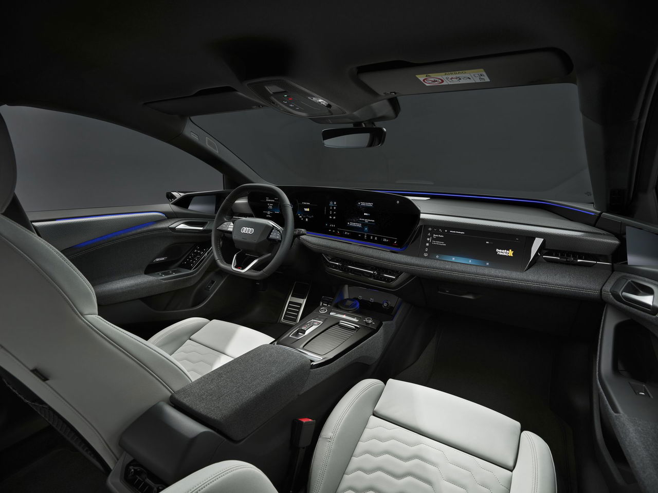 Vista del lujoso habitáculo del Audi A6 e-tron, destacando su elegancia y tecnología.