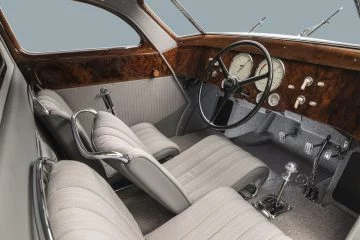 Cabina del Auto Union Typ 52 con acabados de madera y cuero premium.