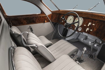 Cabina del Auto Union Typ 52 con acabados de madera y cuero premium.