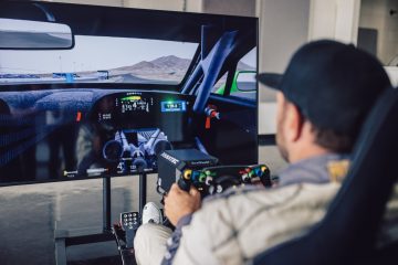 Vista del volante Bentley Fanatec GT3 en contexto de simracing, altamente detallado.