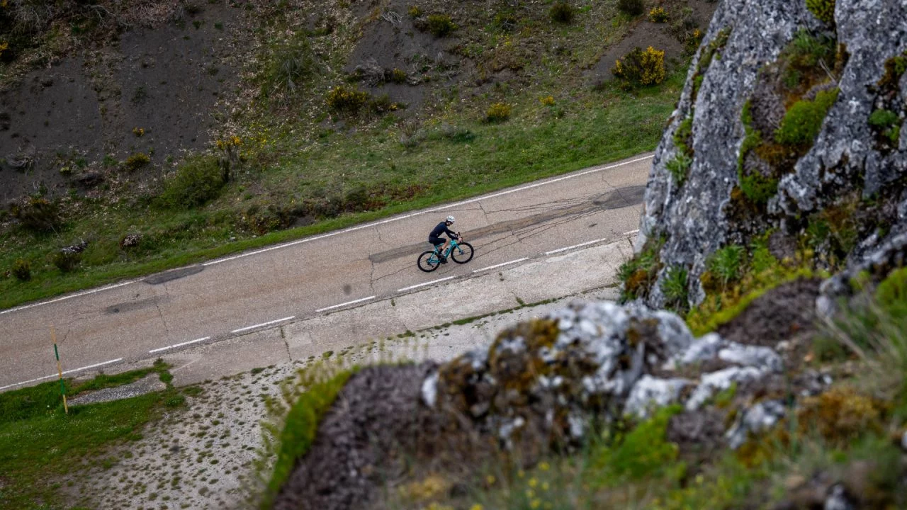 Bicicleta eléctrica Bianchi e-Oltre en entorno de carretera