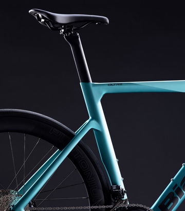 Vista close-up del cuadro de la e-bike Bianchi Oltre, resalta su diseño ligero.