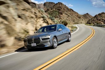 BMW Serie 7 2023 perfilando curvas con la última tecnología autónoma.