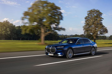 La última joya de la ingeniería alemana: BMW Serie 7 deslumbrante en su hábitat natural.