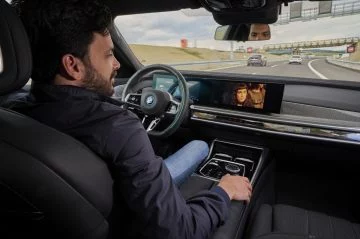 El avanzado sistema de conducción autónoma del BMW Serie 7 en acción.