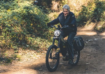 Scrambler eléctrica con autonomía de 200 km, ideal para la ciudad.