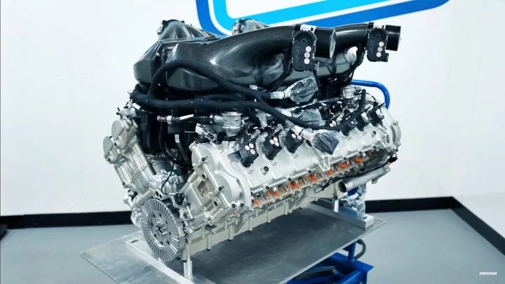 Vista detallada del motor V16 de Bugatti, obra maestra de la ingeniería mecánica