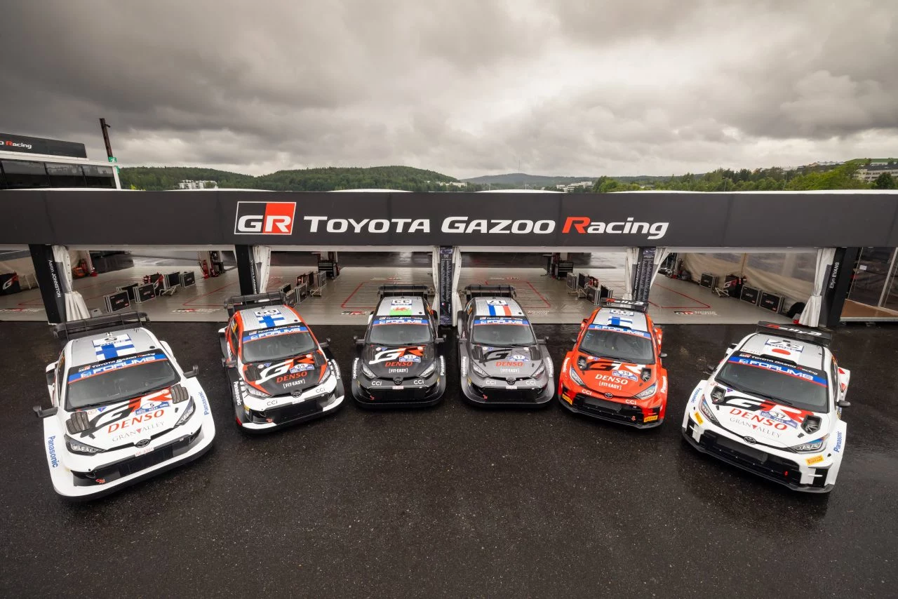 Flota de Toyota Gazoo Racing en parque cerrado, listos para competir.