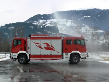 Camión con dos cabinas y diseño excepcional para operaciones especializadas