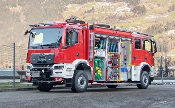 Camión de emergencias con dos cabinas para eficiencia operativa.