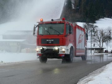 Vista lateral de un camión con doble cabina operando en condiciones de nieve