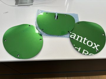 Piezas verdes con el logo de Caterham, posiblemente del CT05 de F1.