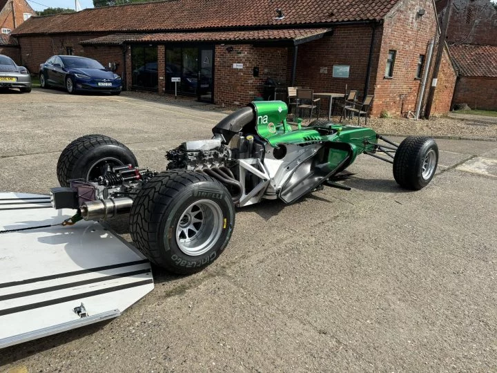 Vista lateral de un Caterham CT05 de F1 durante su restauración.