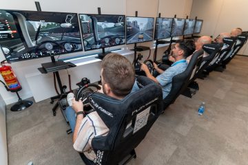 Carlos Sainz en simulador de conducción avanzado, analizando la influencia emocional en el pilotaje.