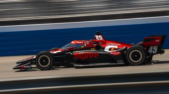 Vista dinámica de IndyCar de Lundgaard en acción, destacando sus líneas aerodinámicas
