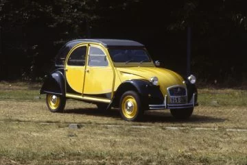 Vista lateral del icónico Citroën 2CV Charleston, reconocible por su esquema de color dual y diseño atemporal.