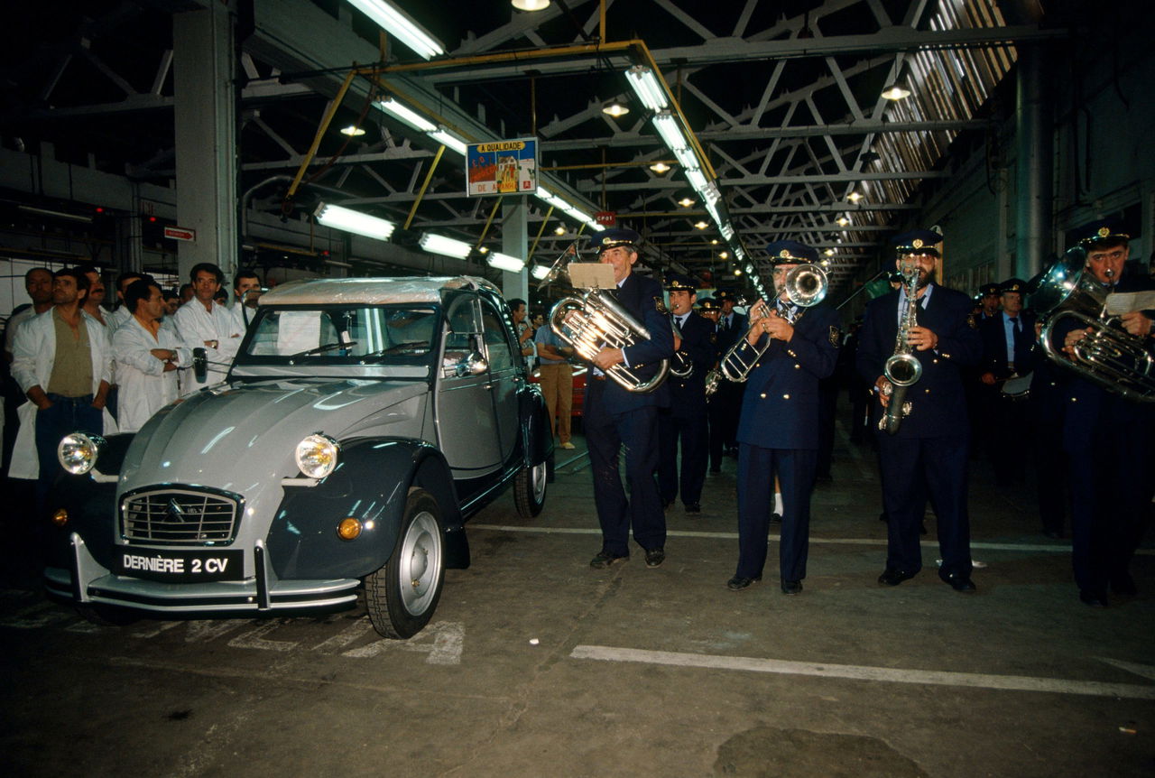 El Citroën 2CV6 Charleston en ceremonia, reflejo del legado automovilístico.