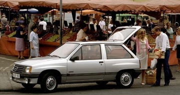 Vista lateral y trasera del Opel Corsa descapotable de 1982.