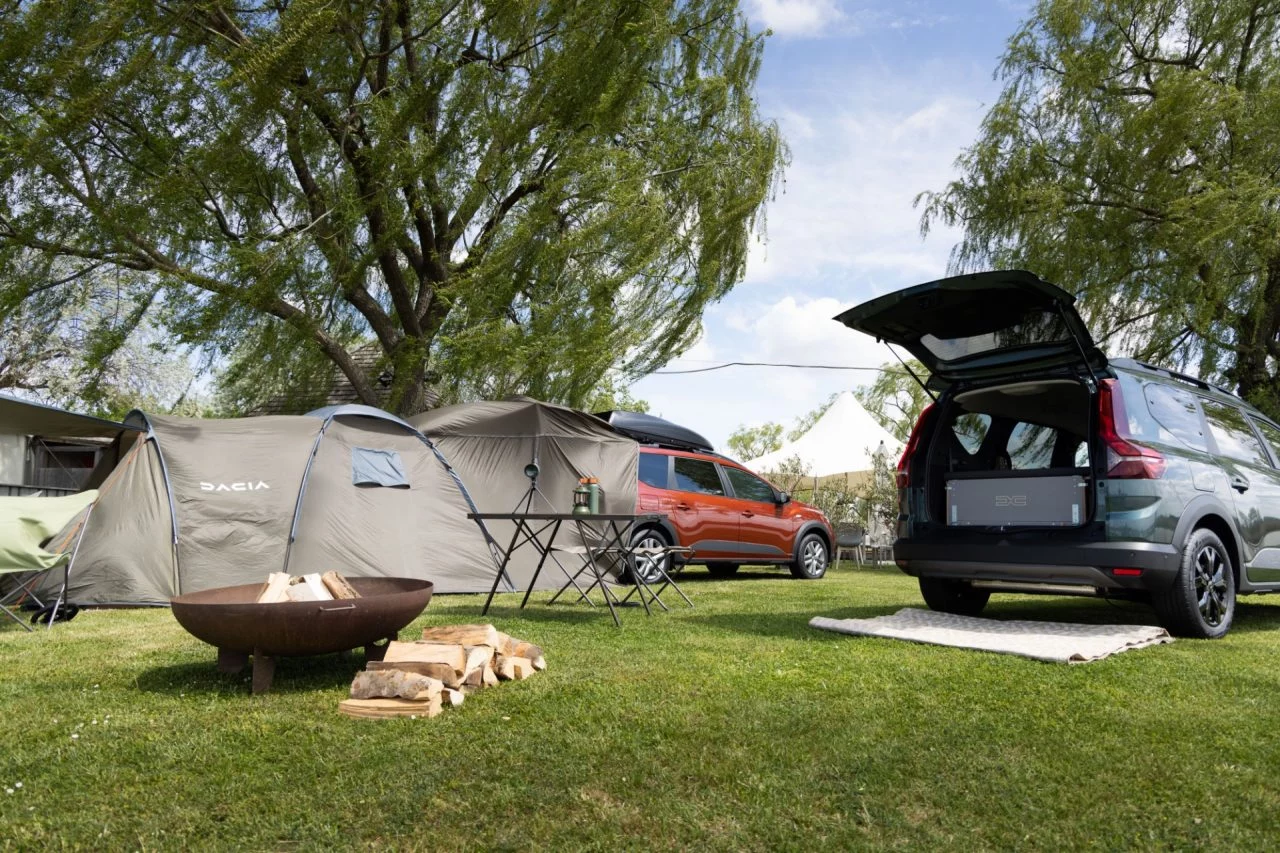 Dacia Jogger adaptado para camping, versátil y económico.