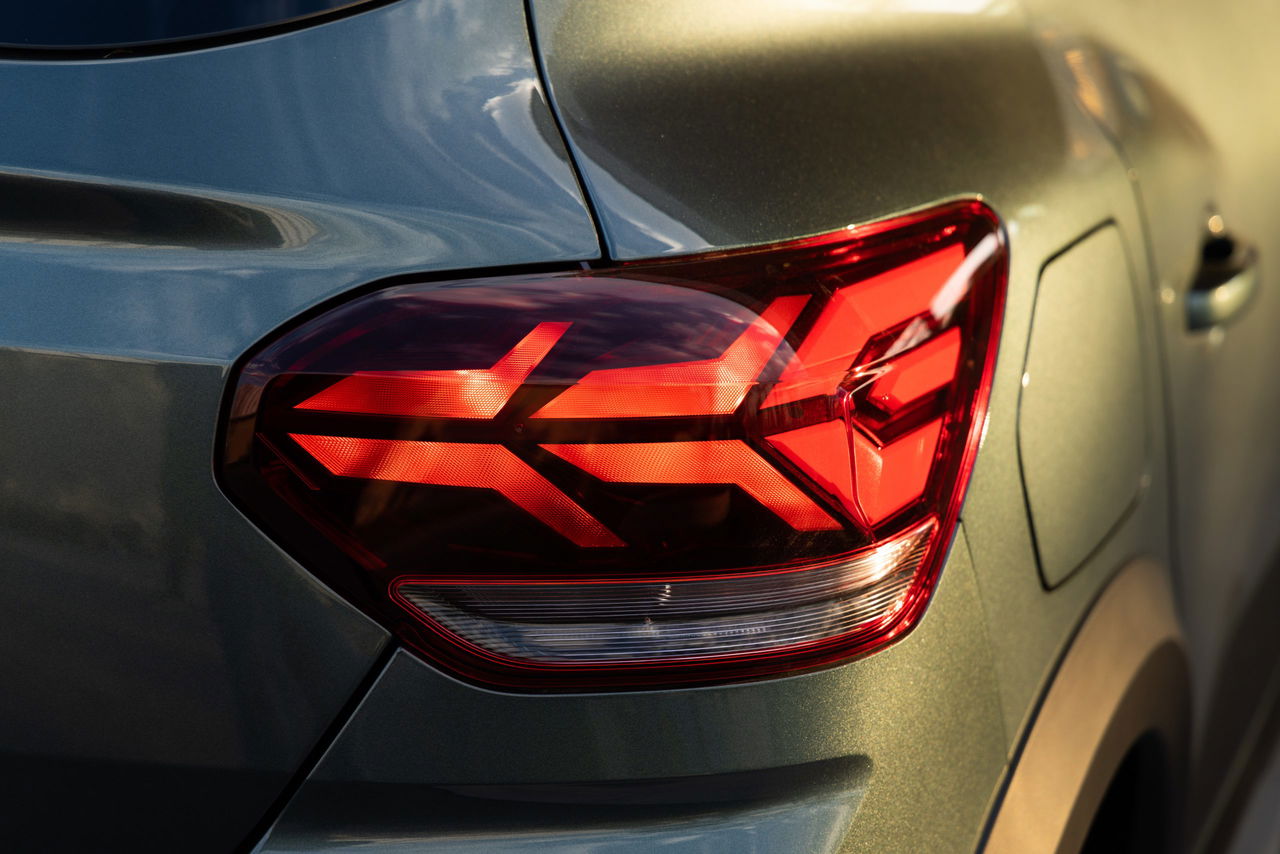 Vista cercana de la luz trasera de un Dacia Sandero, mostrando diseño y acabados.