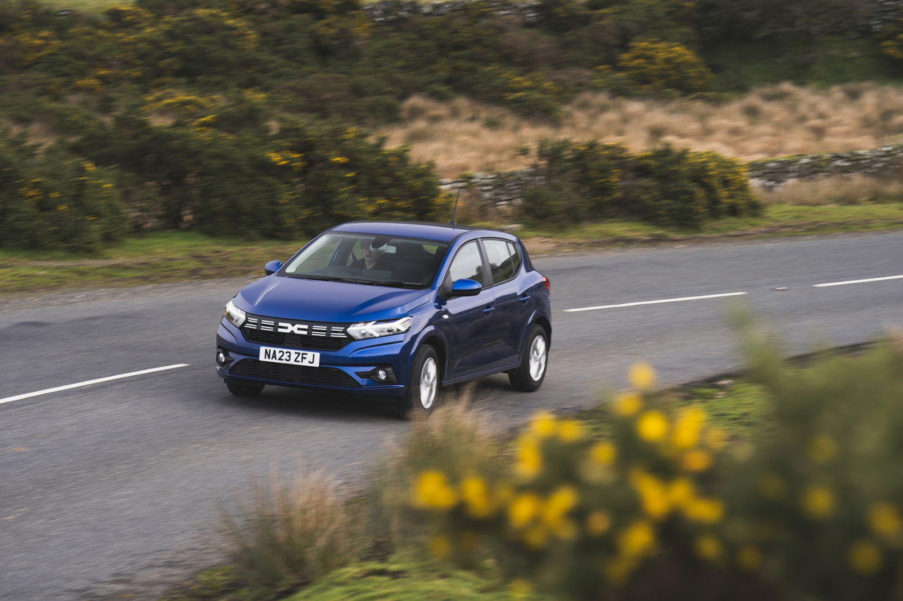 El Dacia Sandero 2023 capturado en su hábitat natural, promete eficiencia y economía