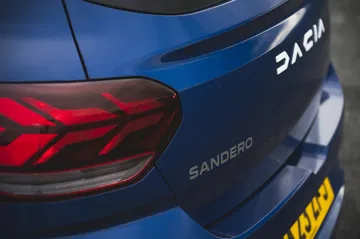 Vista parcial trasera y lateral del Dacia Sandero 2023, destacando sus líneas.