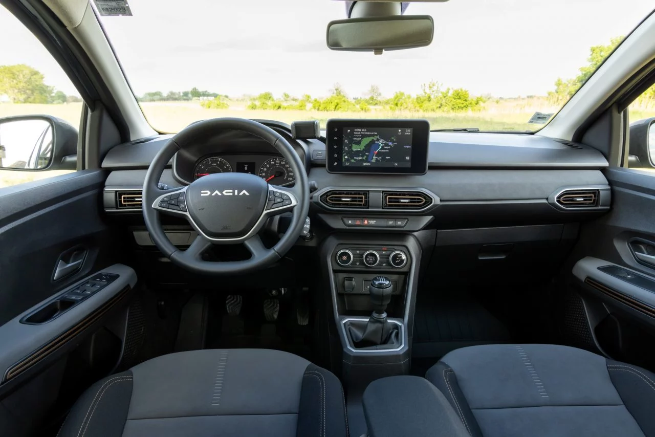 Vista frontal del interior del Dacia Sandero destacando volante y consola