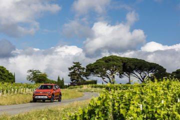 El Dacia Spring en su hábitat natural, mostrando un diseño compacto y versátil.