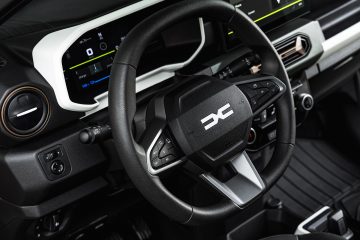 Vista detallada del volante y cuadro de instrumentos del Dacia Spring 2024