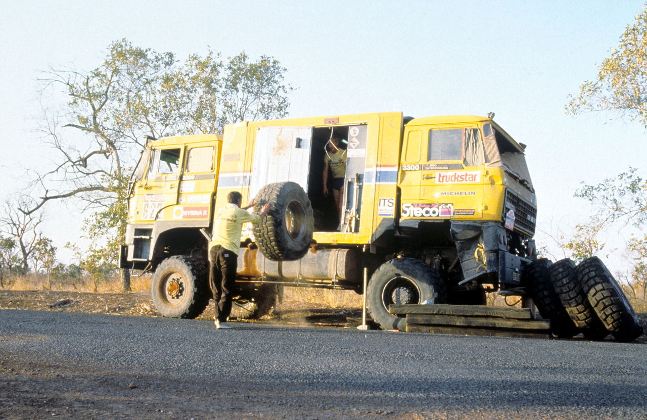 Camión DAF F3300 preparado para el Dakar, robusto y resistente.