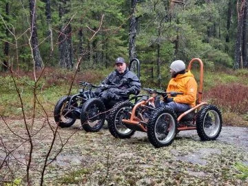 Revolucionaria E-Bike adaptada para sillas de ruedas en entorno natural.