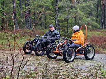 Revolucionaria E-Bike adaptada para sillas de ruedas en entorno natural.