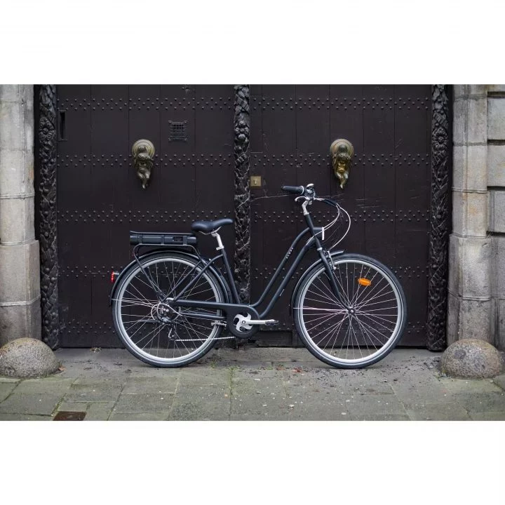 Bicicleta eléctrica Elops 120 de Decathlon, ideal para movilidad urbana.