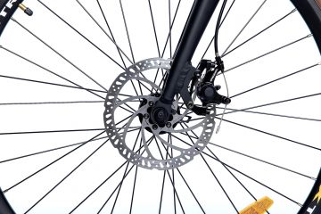 Primer plano del motor integrado en la rueda de la ebike gravel.