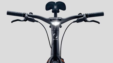 Vista frontal ebike carbono, diseño inspirado en F1 con tecnología avanzada.