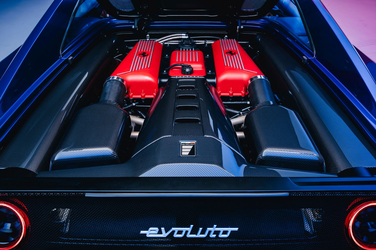 Vista del motor V8 de un Ferrari F355 modificado por Evoluto Automobili