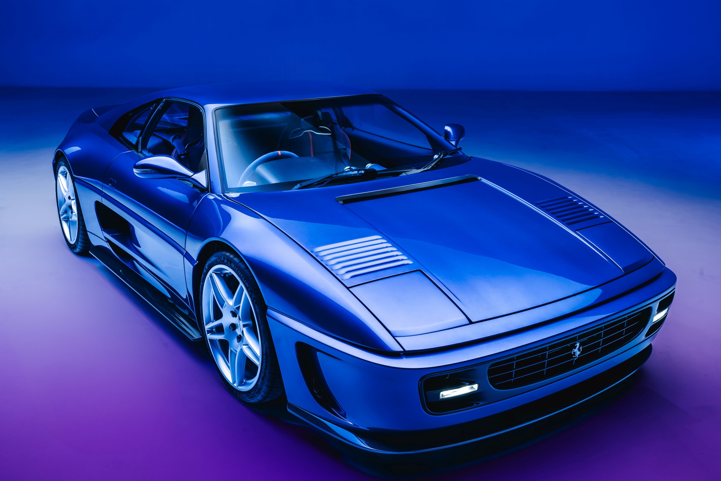 Para quienes tengan un Ferrari F355, este preparador británico realiza una preparación especial limitada a 55 unidades