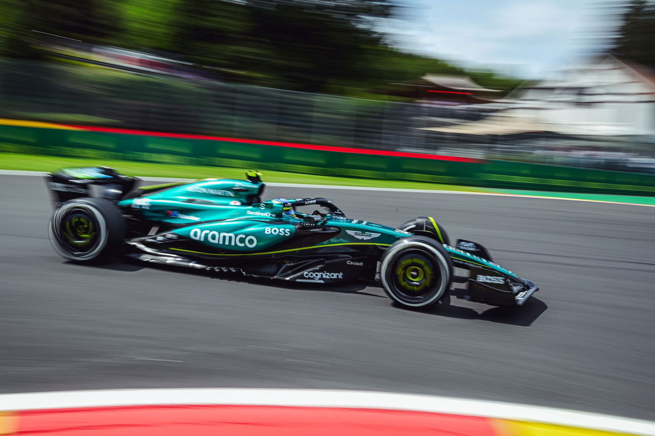 Mercedes muestra su superioridad en el trazado belga con Alonso al volante.