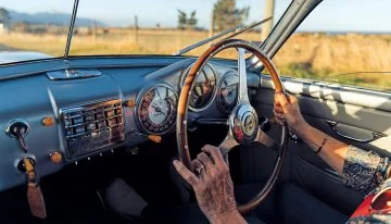 Cabina clásica del Ferrari 166 Inter exhibiendo volante y mandos originales