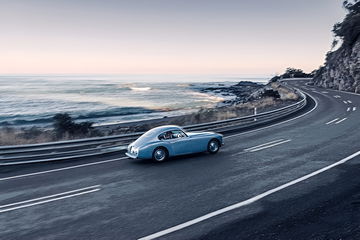 Ferrari 166 Inter recién descubierto en ruta costera, un clásico en movimiento.