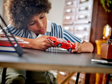 Ferrari F40 de LEGO, detalle de ensamblaje en manos de un aficionado.