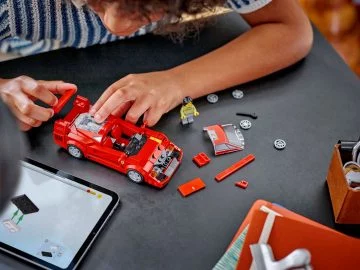 Réplica de LEGO del mítico Ferrari F40 en pleno proceso de ensamblaje