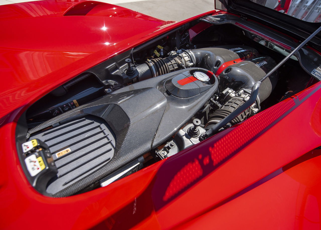 Vista del impresionante motor V12 híbrido del LaFerrari.